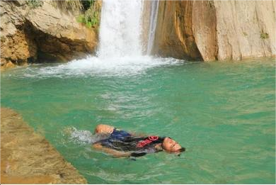 indian-man-swims-on-neer-garh-waterfall